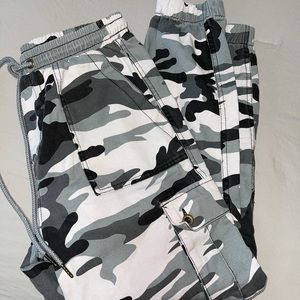 Forever 21 Camo cargo pants, size small